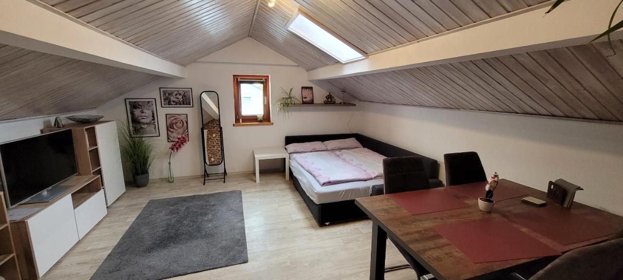 Kleine Gemuetliche Mansardenwohnung Im Suedosten Muenchens Assling Ngoại thất bức ảnh